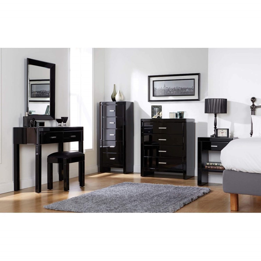 Mountrose Venetian Mirrored 4 Drawer Chest in Black