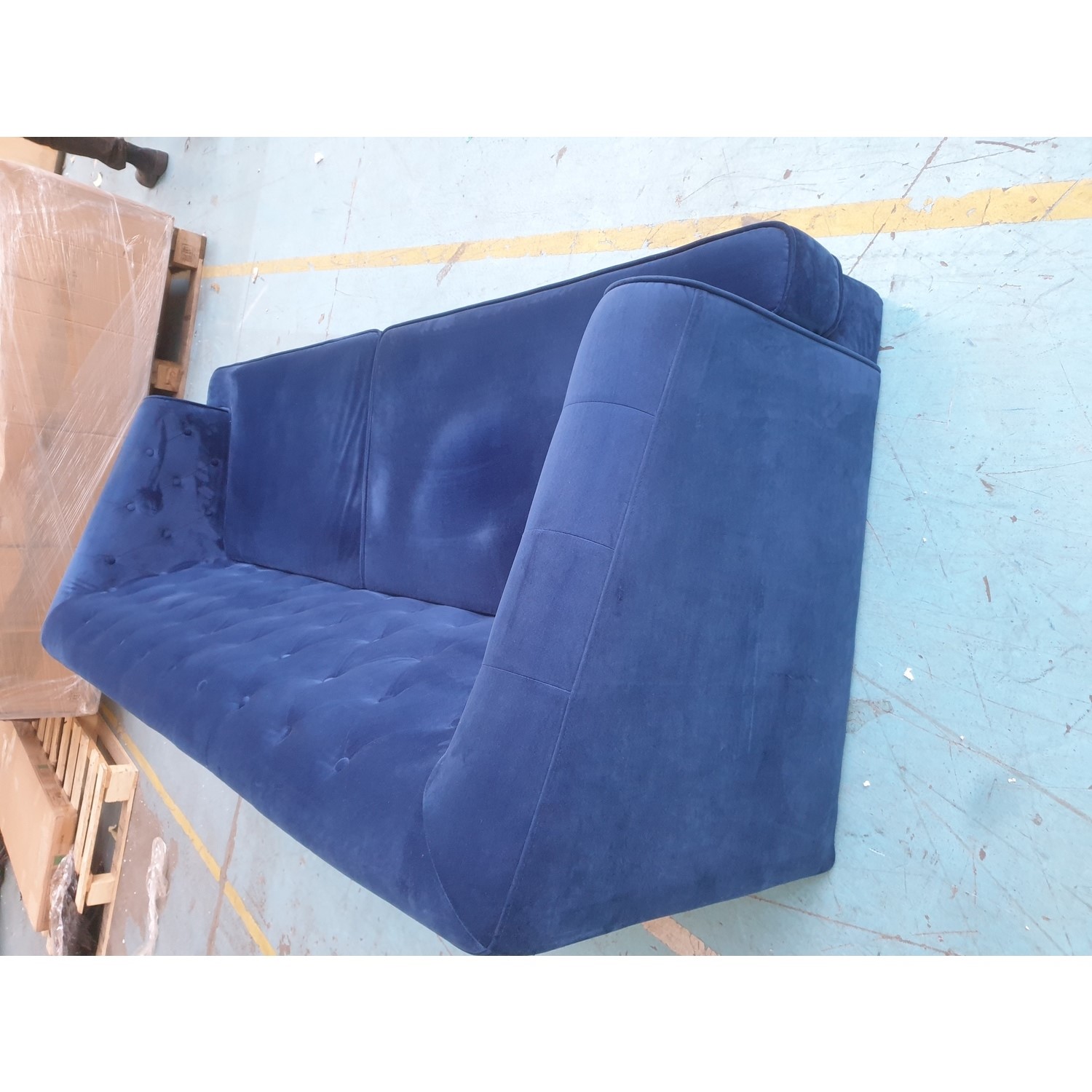 GRADE A2 Chesterfield Sofa in Navy Blue Velvet 3 Seater Inez