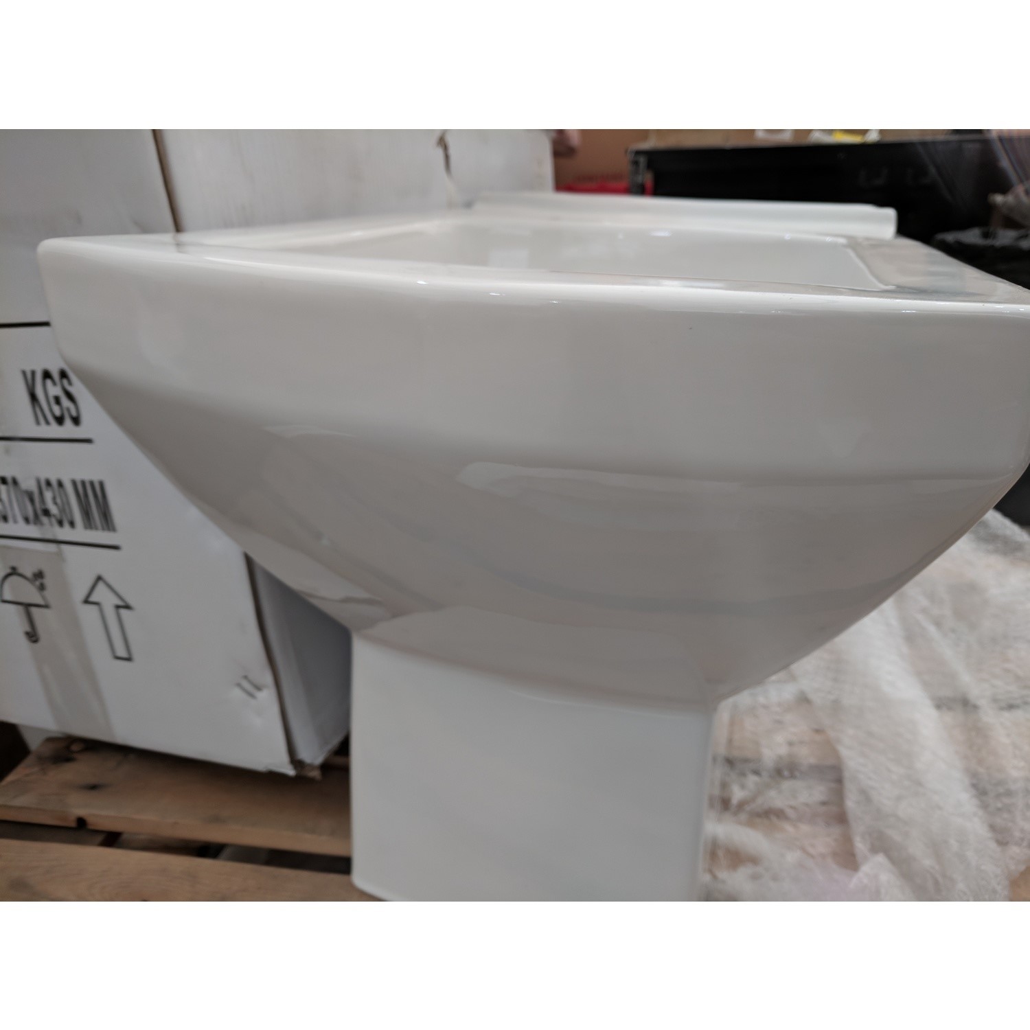 Grade A2 Close Coupled Toilet with Soft Close Seat Tabor Furniture123