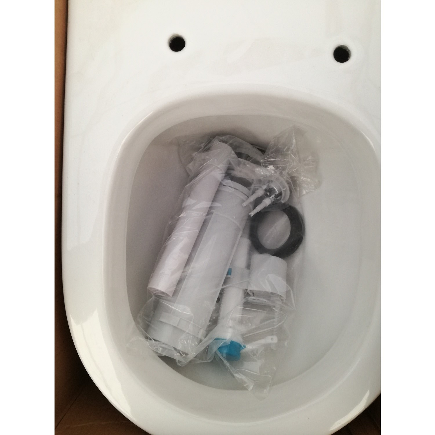 Grade A2 - Close Coupled Closed Back Toilet with Soft Close Seat ...