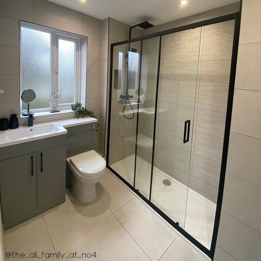 Black 1600 Sliding Shower Door - Pavo