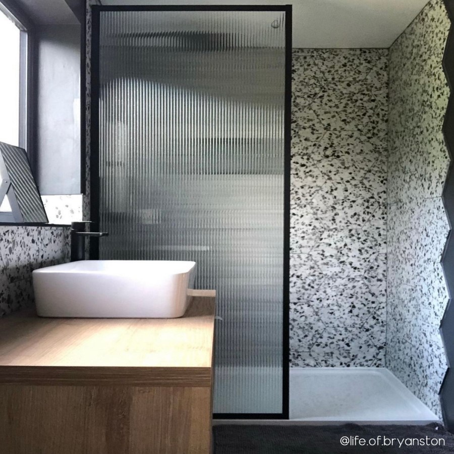 Grade A1 - 900mm Black Fluted Glass Wet Room Shower Screen with Return Panel - Volan
