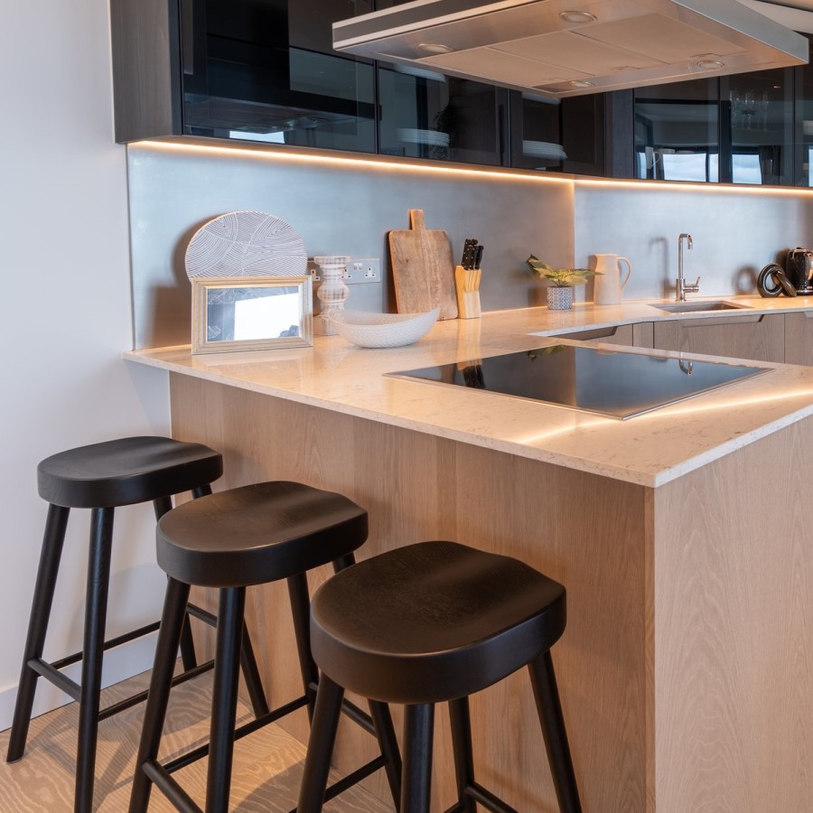 Set of 4 Black Solid Oak Kitchen Counter Stools - 70cm - Rayne