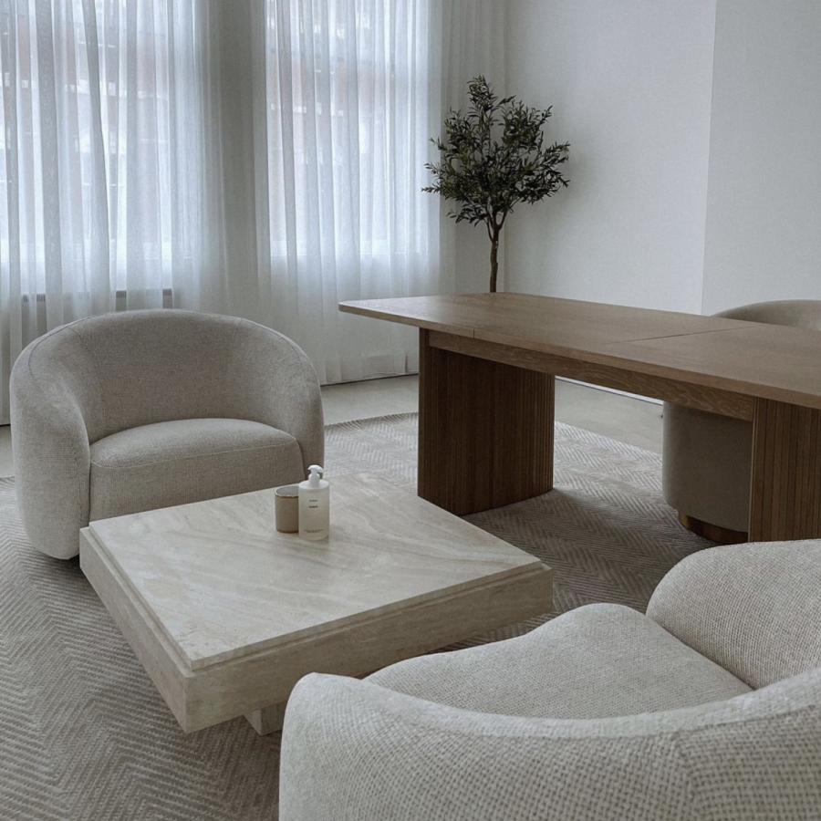 ONLY OPENED - Large Light Oak Extendable Dining Table - Seats 6 - 8 - Jarel