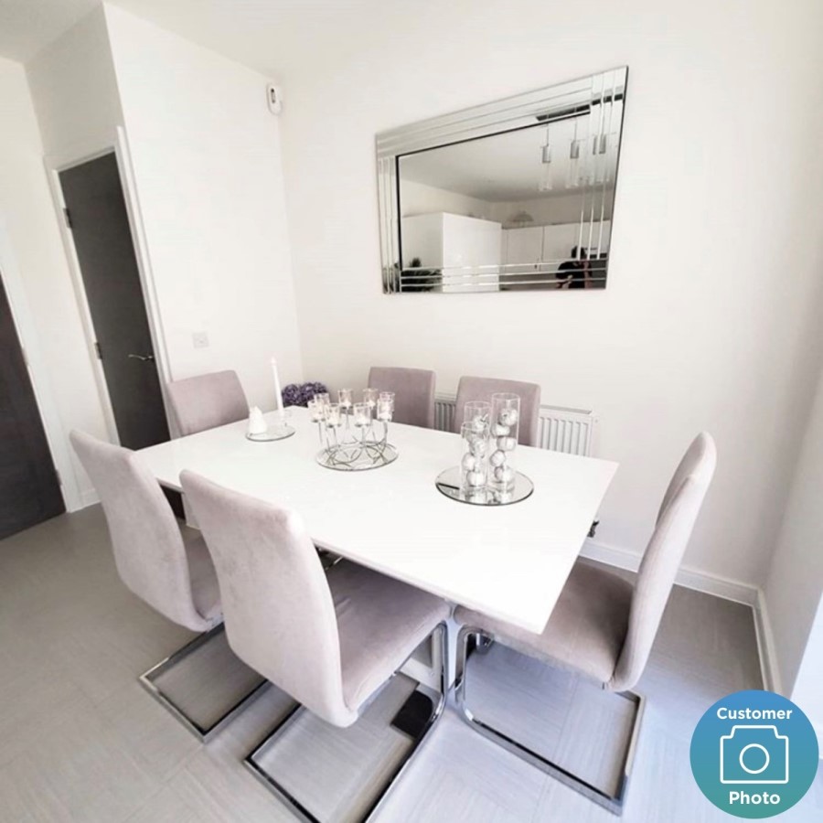 GRADE A2 - White Extendable Dining Table with High Gloss Finish - 6 Seater - Vivienne