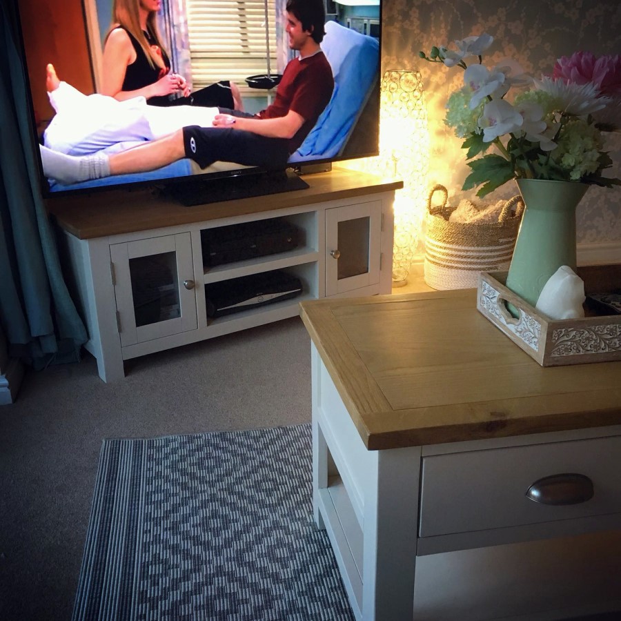 GRADE A1 - Willow Farmhouse Large TV Unit Stand with Storage Cupboards - Cream and Light Oak